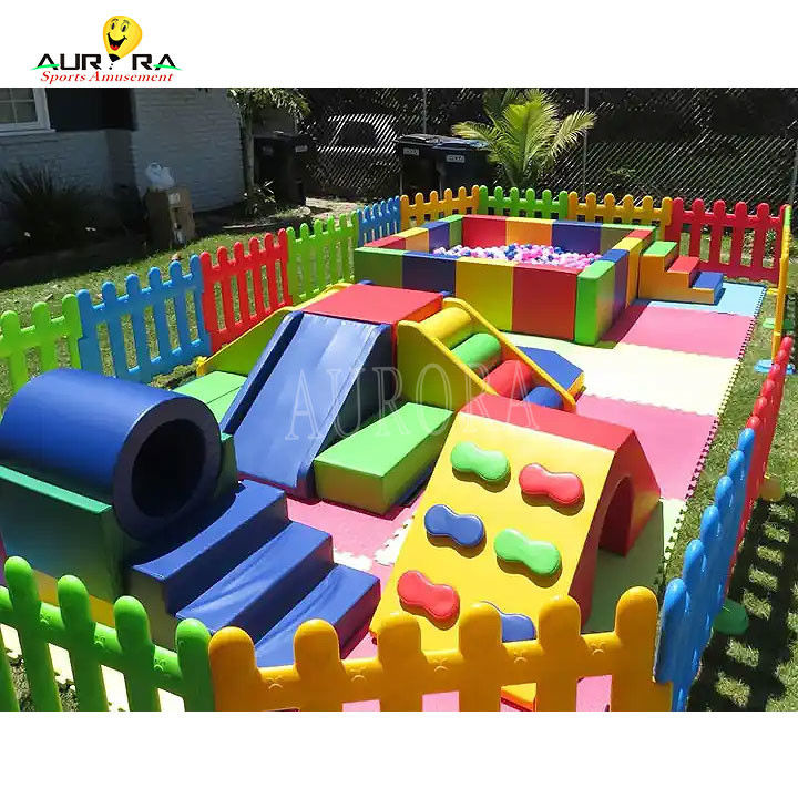 Equipamento de brinquedo para bebês e crianças coloridos