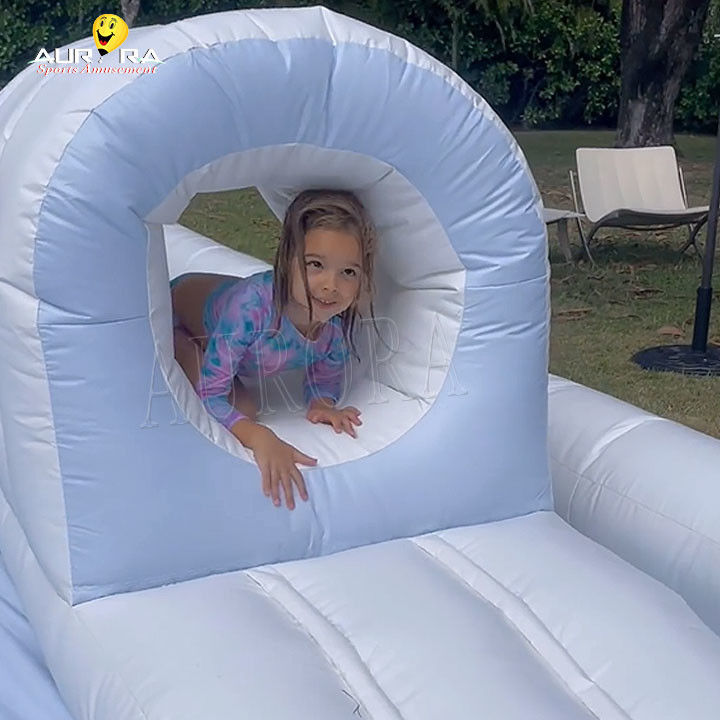 Equipamento de brinquedo inflável exterior branco Parque de diversões Piscina de escorrega aquática para crianças