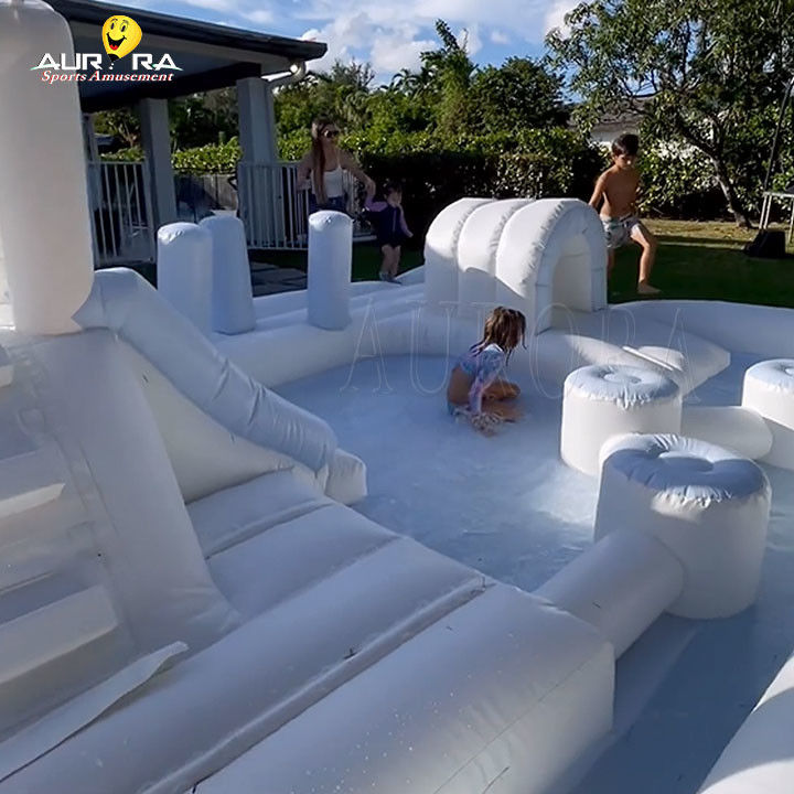 Equipamento de brinquedo inflável exterior branco Parque de diversões Piscina de escorrega aquática para crianças