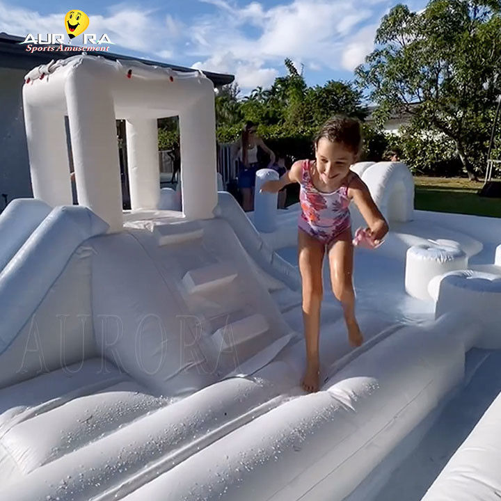 Equipamento de brinquedo inflável exterior branco Parque de diversões Piscina de escorrega aquática para crianças