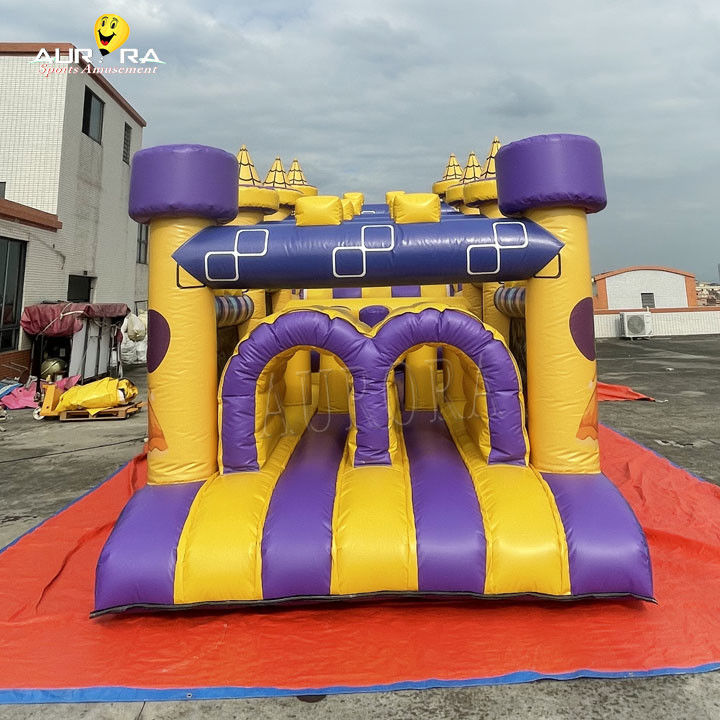 Percurso de obstáculos inflável comercial com escorregador à prova d'água Cor amarelo roxo