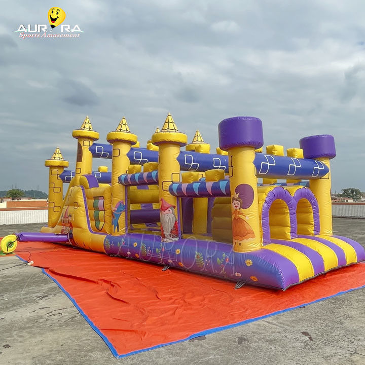 Percurso de obstáculos inflável comercial com escorregador à prova d'água Cor amarelo roxo