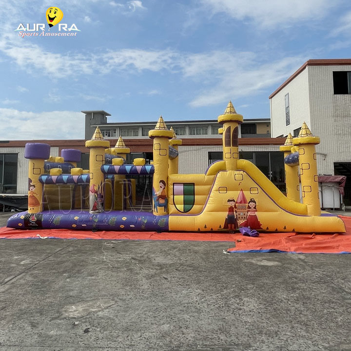 Percurso de obstáculos inflável comercial com escorregador à prova d'água Cor amarelo roxo