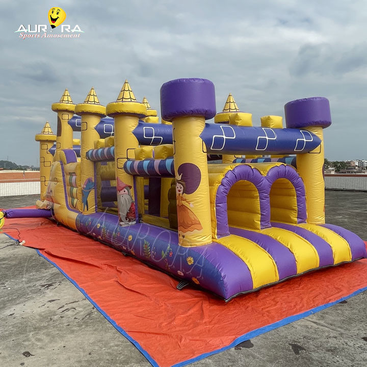 Percurso de obstáculos inflável comercial com escorregador à prova d'água Cor amarelo roxo