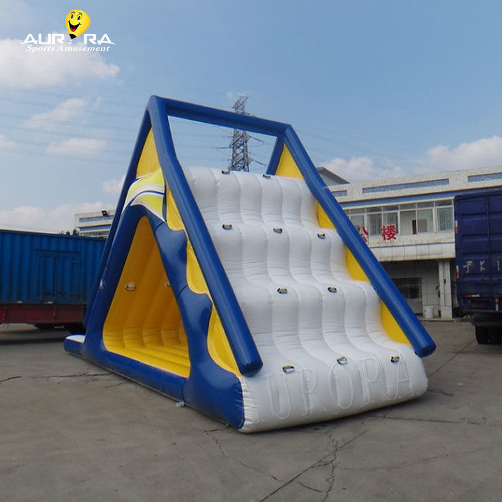 Festa ao ar livre brinquedos infláveis de água deslizamento de água flutuante escalada torre de parede para o mar