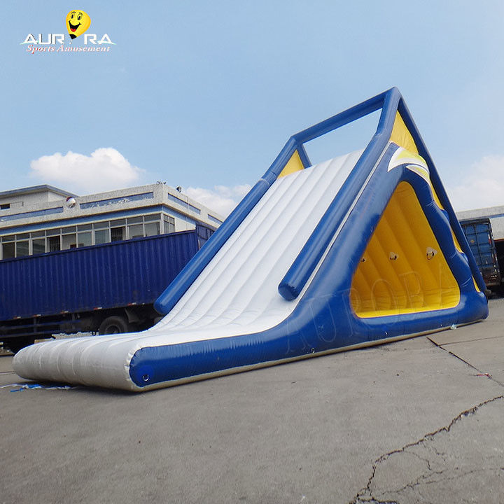 Festa ao ar livre brinquedos infláveis de água deslizamento de água flutuante escalada torre de parede para o mar