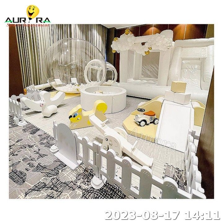Jardim de infância interior Casa de salto branco com barraca de escorregador bolhas de escalada piscinas de bola
