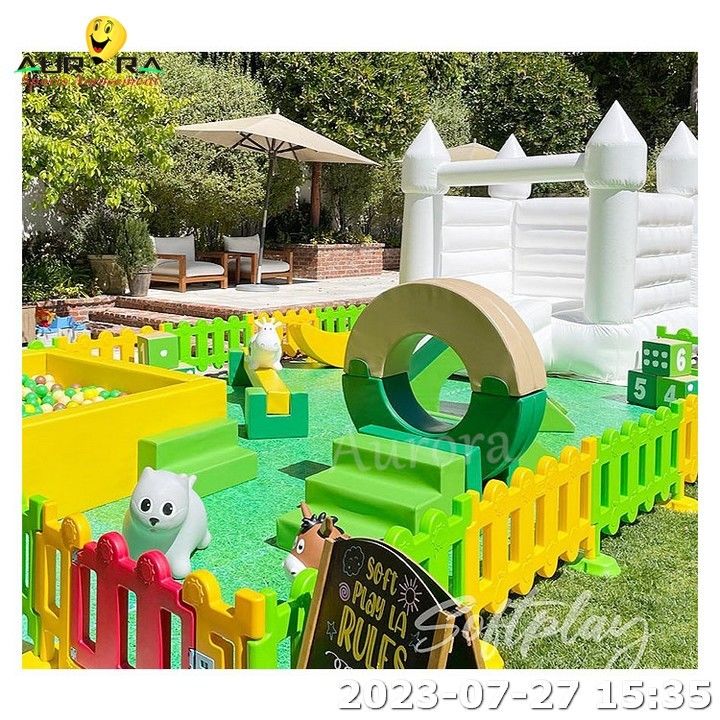 Parque de Jogos ao Ar Livre Soft Play With Fence With White Bounce House Soft Play Sets