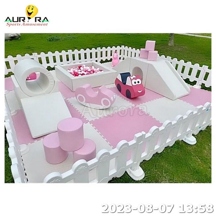 Cor neutra Equipamento de jogo suave Bote de bola de jogo suave com escorrega rosa exterior